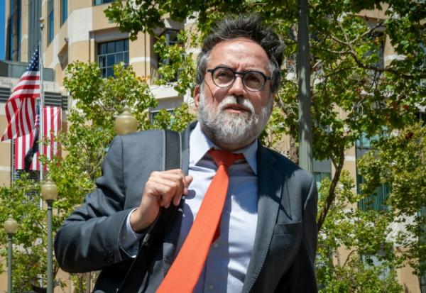 Arturo Bejar, ancien ingénieur de Meta, quitte le tribunal fédéral d'Oakland en Californie après son témoignage dans le procès de Meta, le 19 août 2026