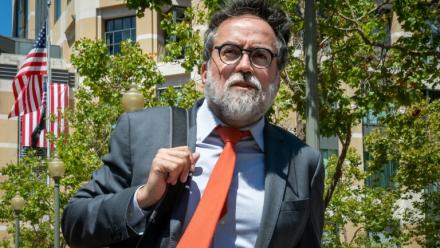 Arturo Bejar, ancien ingénieur de Meta, quitte le tribunal fédéral d'Oakland en Californie après son témoignage dans le procès de Meta, le 19 août 2026