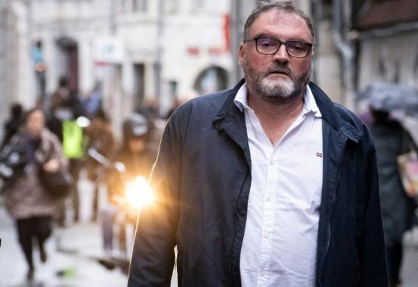 L'ancien anesthésiste Frédéric Péchier arrive au tribunal de Besançon au deuxième jour de son procès, le 9 septembre 2025