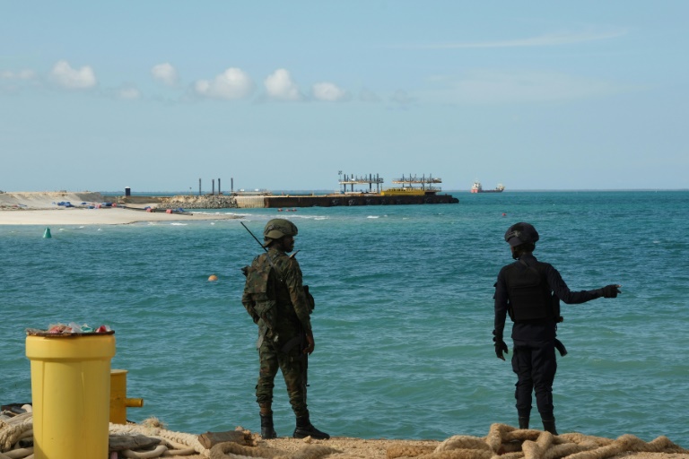Forces de sécurité surveillant le projet gazier de TotalEnergies, dans la province de Cabo Delgado, au Mozambique, en septembre 2022.