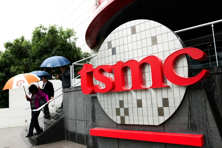 Des personnes devant le musée des innovations du géant taïwanais des puces TSMC, à son siège de Hsinchu, le 21 novembre 2024