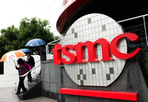 Des personnes devant le musée des innovations du géant taïwanais des puces TSMC, à son siège de Hsinchu, le 21 novembre 2024