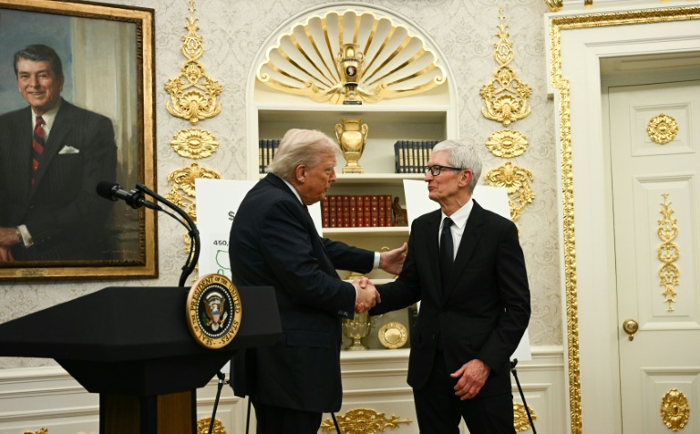 Le président américain Donald Trump serre la main de Tim Cook, le patron du géant électronique Apple, le 6 août 2025 à Washington