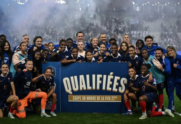 Les Françaises célèbrent leur qualification pour le Mondial-2027 au Brésil, acquise mardi soir au Stade des Alpes à Grenoble.