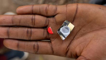 Un toxicomane tient la moitié d'un comprimé rouge à base de tapentadol à Abuja, le 24 février 2026 au Nigeria