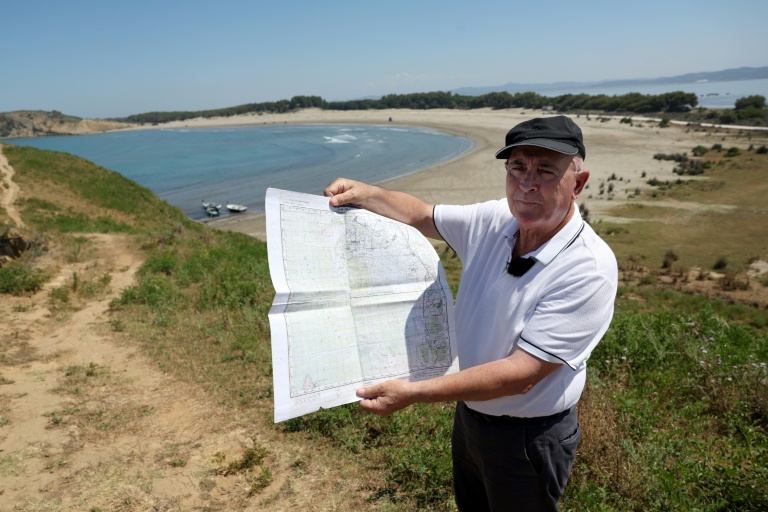 Minella Balliu, 68 ans, l'une des personnes revendiquant la propriété de terres à Zvernec, montre une vieille carte près d'une plage de Zvernec, près de Vlora, le 18 juin 2026