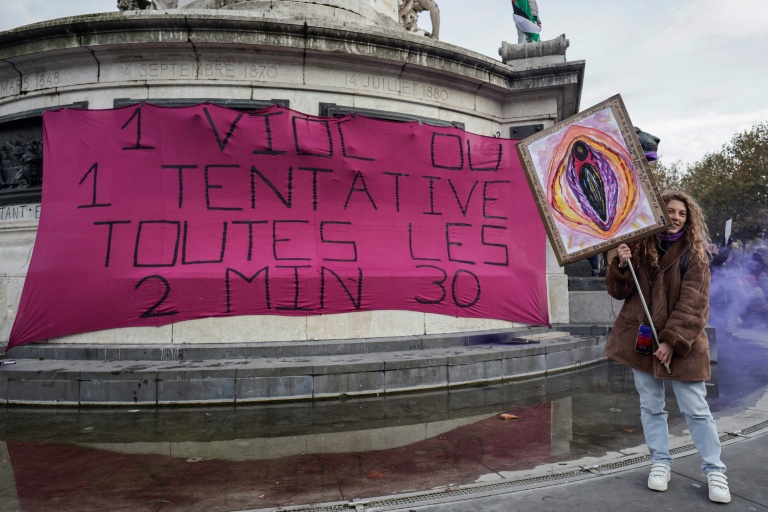 Manifestation à Paris contre les violences faites aux femmes le 23 novembre 2024