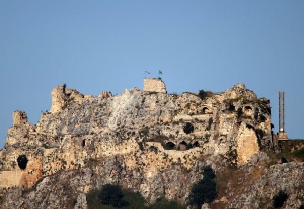 Le drapeau israélien flotte sur la forteresse médiévale de Beaufort, dont Israël s'est emparé dans le cadre de l'extension de ses opérations terrestres dans le sud du Liban, le 31 mai 2026