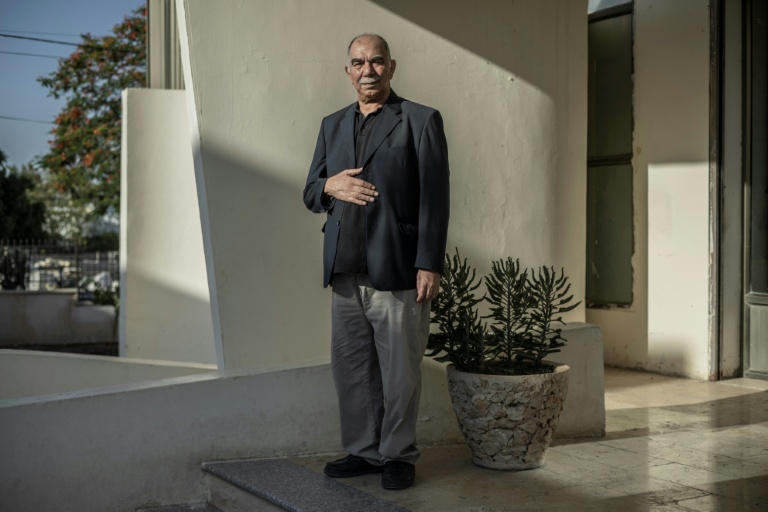 Mohammed al-Qarout, ex-combattant au sein de l'Organisation de libération de la Palestine (OLP) au Liban, pose à son domicile de Jéricho, au centre de la Cisjordanie occupée, le 3 juin 2026