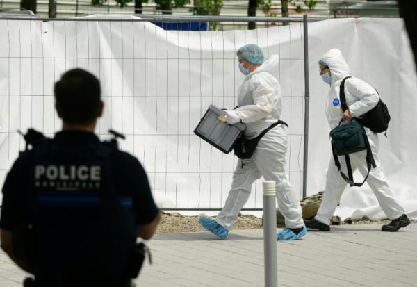 Des membres de la police scientifique recherchent des indices après qu'un jeune homme a été abattu par balle dans le quartier de la Bottière à Nantes, le 4 juin 2026 en Loire-Atlatnique
