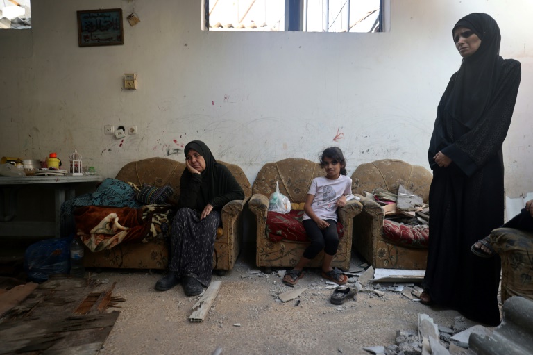 Une famille palestinienne dans sa maison bombardée au camp de Nousseirat, dans le centre de la bande de Gaza, le 27 septembre 2025