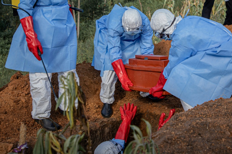 Des bénévoles déposent le cercueil d’un enfant de 3 ans, présumé mort de la maladie à virus Ebola, lors de ses funérailles dans un cimetière de Bunia, dans l'est de la RDC, le 11 juin 2026.