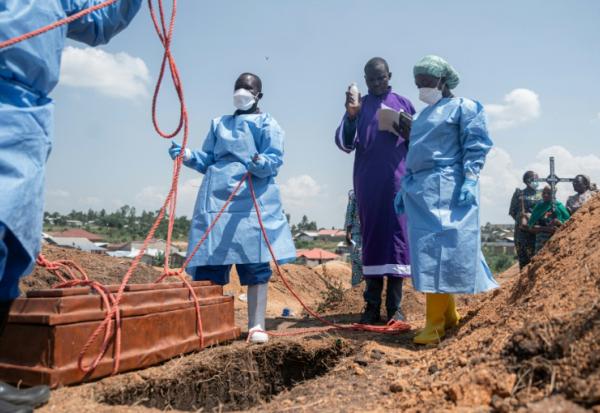Des équipes de la Fédération internationale des Sociétés de la Croix-Rouge et du Croissant-Rouge préparent, au cimetière de Mbiyo, l’inhumation du corps d’un orphelin décédé d'Ebola, dans la provincede l’Ituri, le 19 juin 2026 en RDC