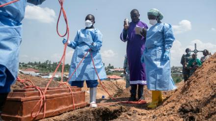 Des équipes de la Fédération internationale des Sociétés de la Croix-Rouge et du Croissant-Rouge préparent, au cimetière de Mbiyo, l’inhumation du corps d’un orphelin décédé d'Ebola, dans la provincede l’Ituri, le 19 juin 2026 en RDC