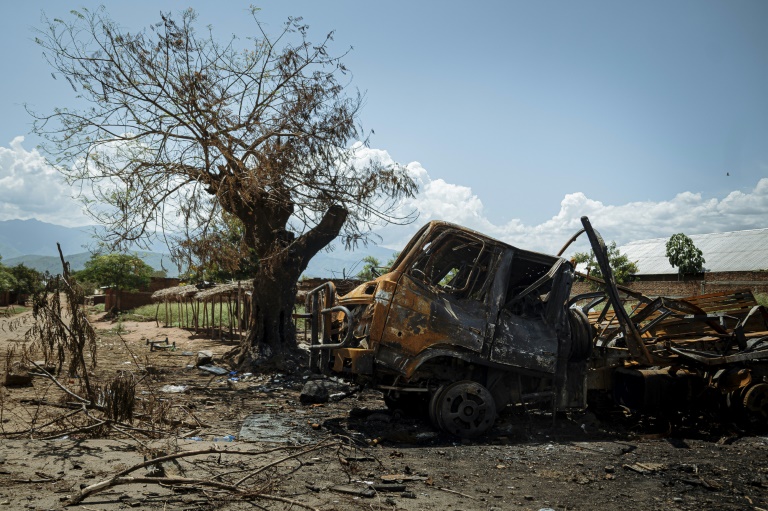 Un véhicule militaire calciné appartenant aux Forces armées de la République démocratique du Congo (FARDC) abandonné sur le bord de la route à Luvungi, le 13 décembre 2025