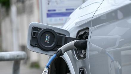 Voiture électrique en chargement, le 27 septembre 2022 à Lille 