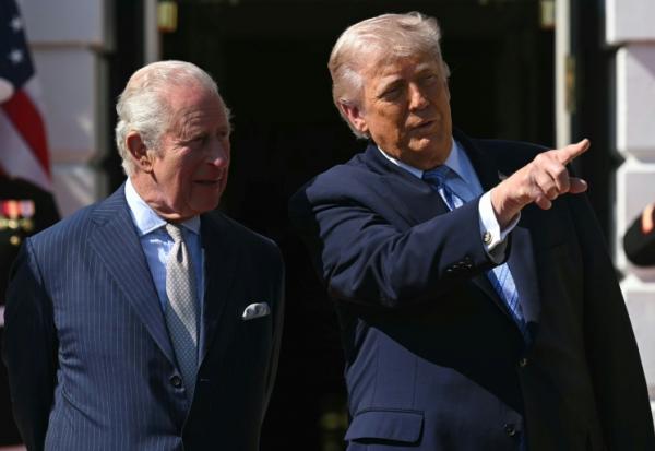 Le président américain Donald Trump (d) et le roi Charles III à la Maison Blanche, le 27 avril 2026 à Washington