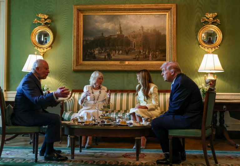 Le roi Charles III et la reine Camilla, la Première dame Melania Trump et le président Donald Trump prennent le thé à la Maison Blanche le 27 avril 2026
