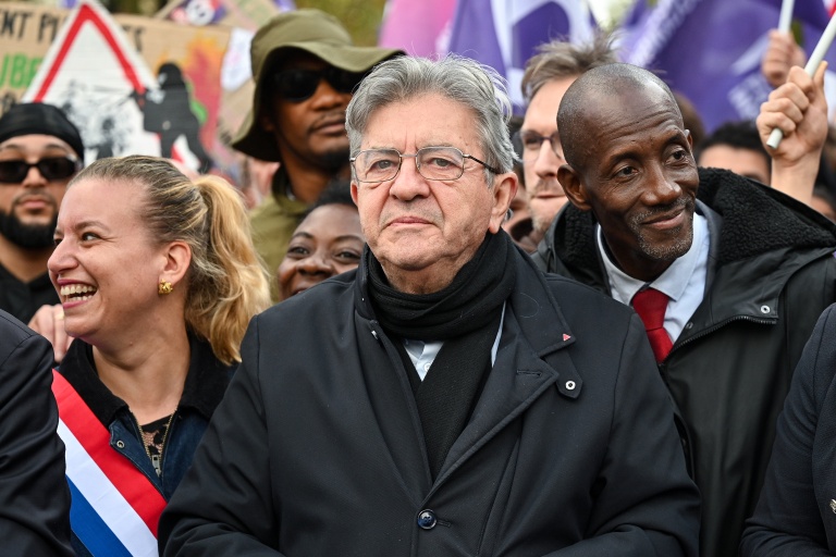 La présidente du groupe LFI à l'Assemblée Mathilde Panot (g), le candidat LFI à la présidentielle Jean-Luc Mélenchon (c) et le maire LFI de Saint-Denis, en Seine-Saint-Denis, Bally Bagayoko manifestent à Paris contre la vie chère, le 17 octobre 2026