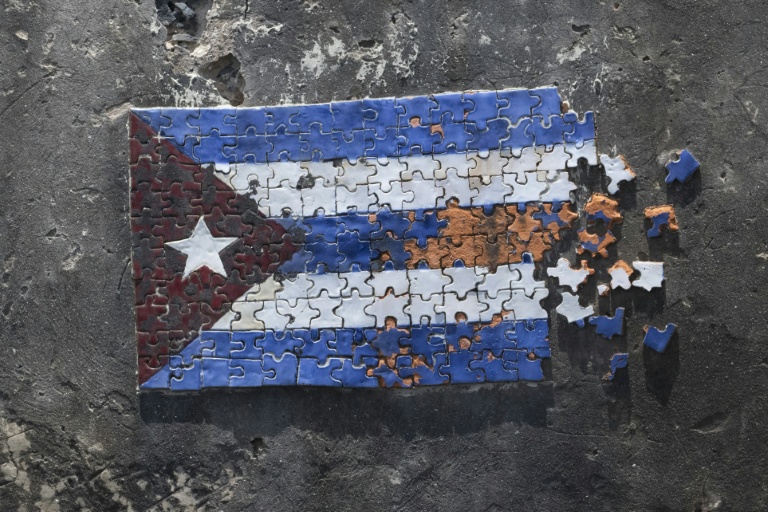 Une mosaïque représentant le drapeau cubain sous la forme d'un puzzle apparaît sur une section d'un mur de fortification côtière le long du front de mer à La Havane, le 18 juin 2026
