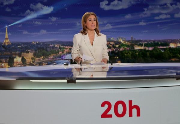 Léa Salamé présente le 20H00 de France 2, le 16 mars 2026, à Paris