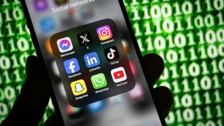 Le public au niveau mondial s'informe désormais davantage sur Facebook, YouTube ou TikTok que via les médias traditionnels