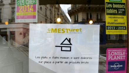 Le logo "fait maison" affiché sur la vitrine d'un restaurant à Paris le 15 juillet 2014