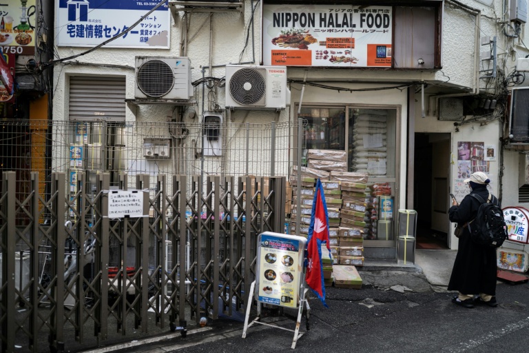 Une boutique d'aliments hallal dans le quartier d'Okubo, à Tokyo, où réside une large communauté originaire du sud-est asiatique, le 12 juin 2026