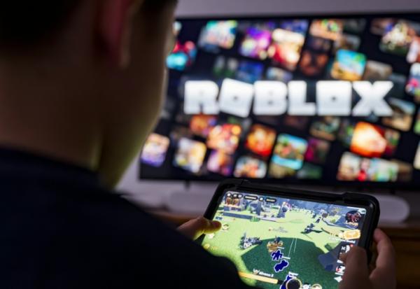 Longtemps catalogué comme une expérience simpliste réservée aux enfants, "Roblox" est devenu en deux décennies l'un des plus gros jeux vidéo au monde, réunissant chaque jour près de 150 millions de joueurs 