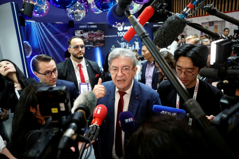Le leader de La France insoumise (LFI), Jean-Luc Mélenchon, fait une déclaration à la presse lors de sa visite au salon VivaTech, le 19 juin 2026 à Paris