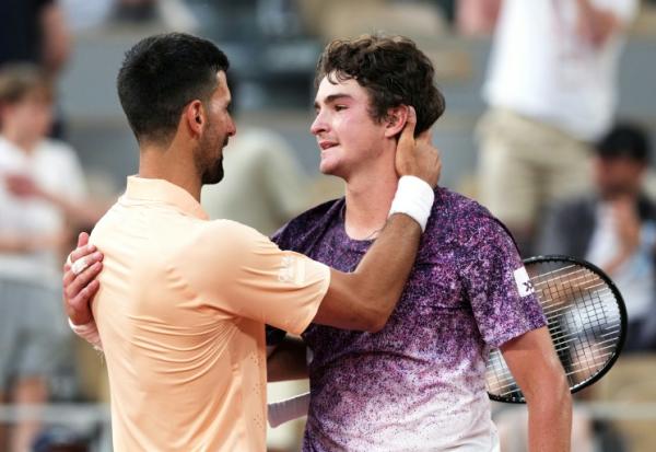 Novak Djokovic salue le Brésilien Joao Fonseca, tombeur du Serbe à Roland-Garros, le 29 mai 2026
