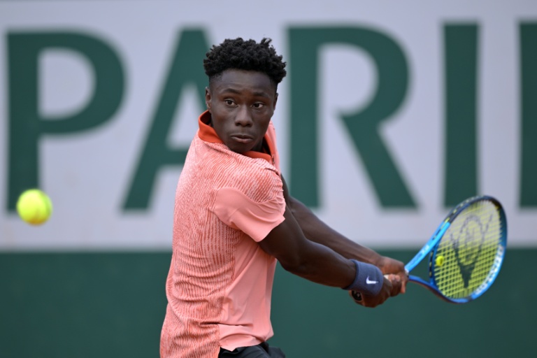 Le Français Moïse Kouame renvoie un revers au Polonais Tomasz Berkieta lors de leur quart de finale du simple junior masculin de Roland-Garros, le 6 juin 2024à Paris