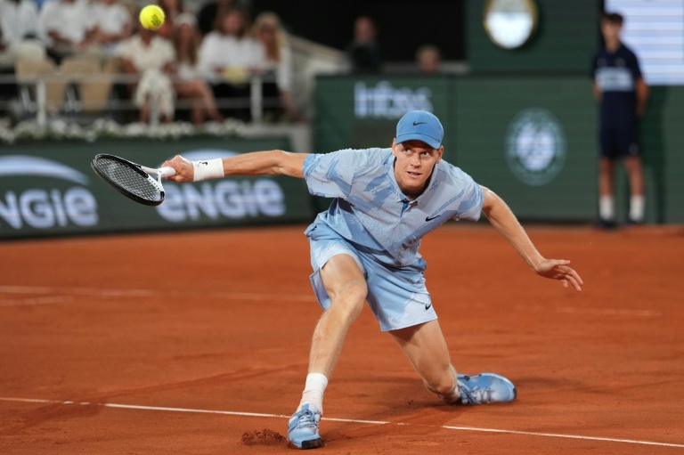 Jannik Sinner lors de sa victoire contre le Français Clément Tabur au premier tour de Roland-Garros le 26 mai 2026. L'Italien, N.1 mondial, n'a laissé que huit jeux à son adversaire
