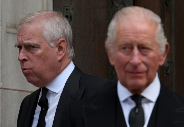Le prince Andrew, à gauche et le roi Charles III, à droite, à Londres le 16 septembre 2025