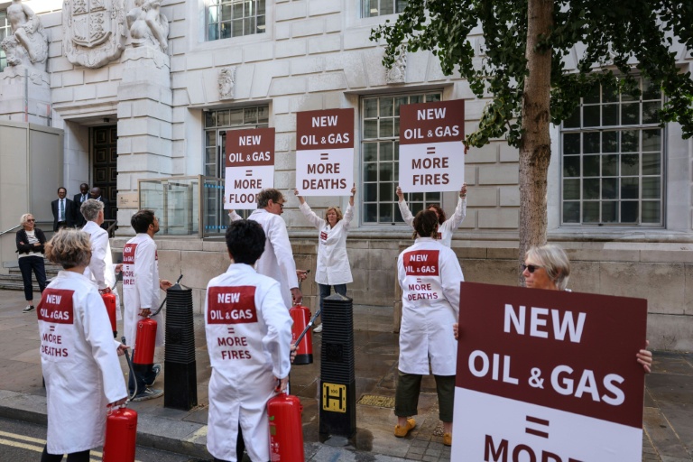 Des militants écologistes manifestent devant le bâtiment du ministère de la Sécurité énergétique et de la Neutralité carbone pour protester contre les forages pétroliers et gaziers, le 17 août 2026, à Londres