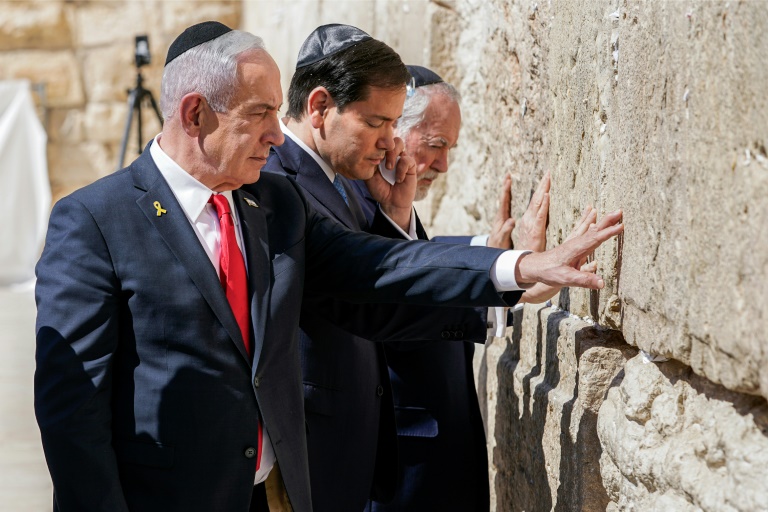 (De gauche à droite) Le Premier ministre israélien Benjamin Netanyahu, le secrétaire d'Etat américain Marco Rubio et l'ambassadeur des Etats-Unis en Israël, Mike Huckabee, visitent le Mur des Lamentations, dans la vieille ville de Jérusalem, le 14 septembre 2025