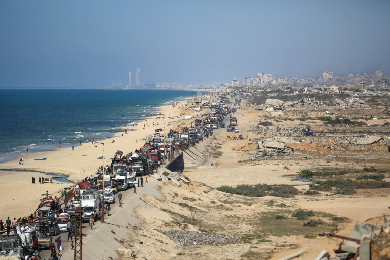 Des déplacés palestiniens se dirigent vers le sud après un ordre d'évacuation israélien, à Nousseirat, dans le centre de la bande de Gaza le 14 septembre 2025
