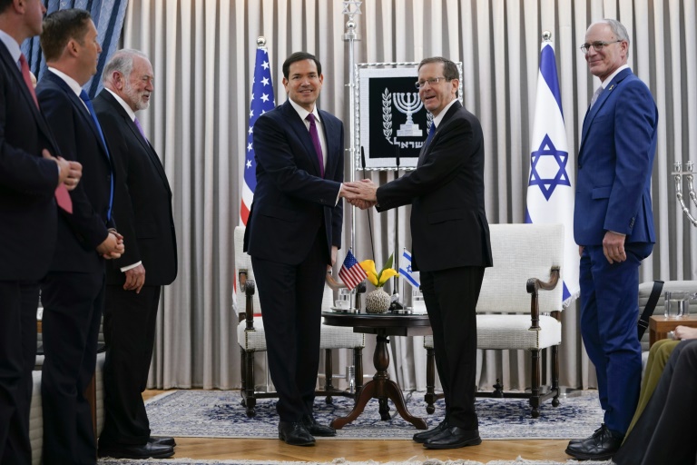 Le secrétaire d'Etat américain Marco Rubio et le président israélien Isaac Herzog se serrent la main avant leur rencontre à Jérusalem, le 15 septembre 2025 