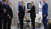 Le secrétaire d'Etat américain Marco Rubio et le président israélien Isaac Herzog se serrent la main avant leur rencontre à Jérusalem, le 15 septembre 2025 