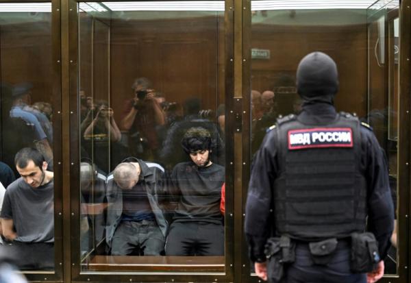 Un groupe de prévenus accusés d'avoir participé à l'attaque à main armée perpétrée en 2024 dans la salle de concert Crocus City Hall, qui a fait 149 morts, comparaît devant le tribunal de Moscou le 4 août 2025