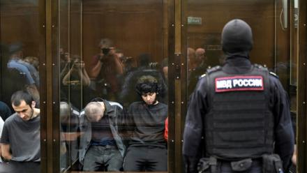 Un groupe de prévenus accusés d'avoir participé à l'attaque à main armée perpétrée en 2024 dans la salle de concert Crocus City Hall, qui a fait 149 morts, comparaît devant le tribunal de Moscou le 4 août 2025
