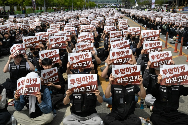 Manifestants réclamant davantage de transparence devant une usine de Samsung Electronics à  Pyeongtaek, au sud de Séoul, le 23 avril 2026