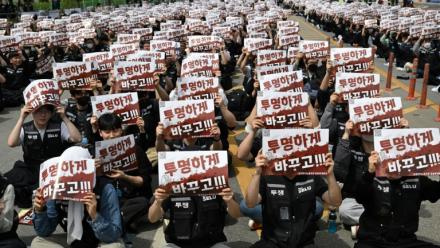 Manifestants réclamant davantage de transparence devant une usine de Samsung Electronics à  Pyeongtaek, au sud de Séoul, le 23 avril 2026