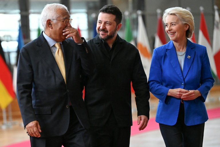 (g-d) Le président du Conseil européen Antonio Costa, le président ukrainien Volodymyr Zelensky et la présidente de la Commission européenne Ursula von der Leyen à leur arrivée  à un Sommet européen à Bruxelles, le 16 octobre 2026