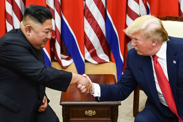 Le dirigeant nord-coréen Kim Jong Un et le président américain Donald Trump lors d'une rencontre dans la zone démilitarisée séparant la Corée du nord et la Corée du sud, le 30 juin 2019