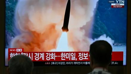 Un écran de télévision diffuse un journal télévisé avec des images d'archives d'un essai de missile nord-coréen, dans une gare de Séoul, le 20 août 2026 en Corée du Sud