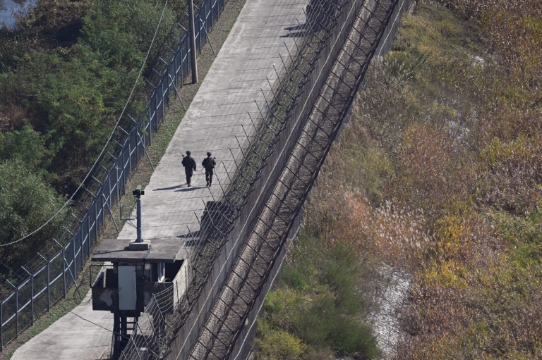Des soldats sud-coréens patrouillent le long de la Zone démilitarisée (DMZ) à Paju, au nord de Séoul, le 20 octobre 2026