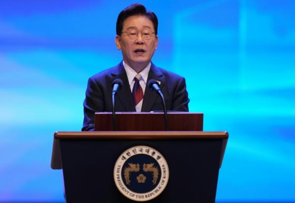 Le président sud-coréen Lee Jae Myung prend la parole lors d'une cérémonie organisée à Séoul le 15 août 2026 pour célébrer le 81e anniversaire de la Journée de la libération de la Corée