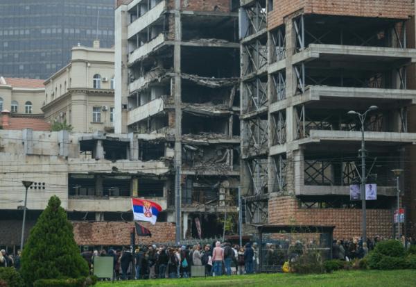 Des étudiants serbes et des habitants de Belgrade brandissent une banderole sur laquelle on peut lire "Nous n'abandonnerons pas" lors d'une manifestation organisée à Belgrade le 11 novembre 2025 contre le projet de Jared Kushner, gendre du président américain, de démolir l'ancien quartier général de l'armée yougoslave et de construire un hôtel de luxe sur le site. La question est sensible en Serbie, car ces bâtiments ont été bombardés à plusieurs reprises en 1999 lors d'une campagne aérienne de l'OTAN menée par les États-Unis pour mettre fin à la guerre du Kosovo (1998-1999).

