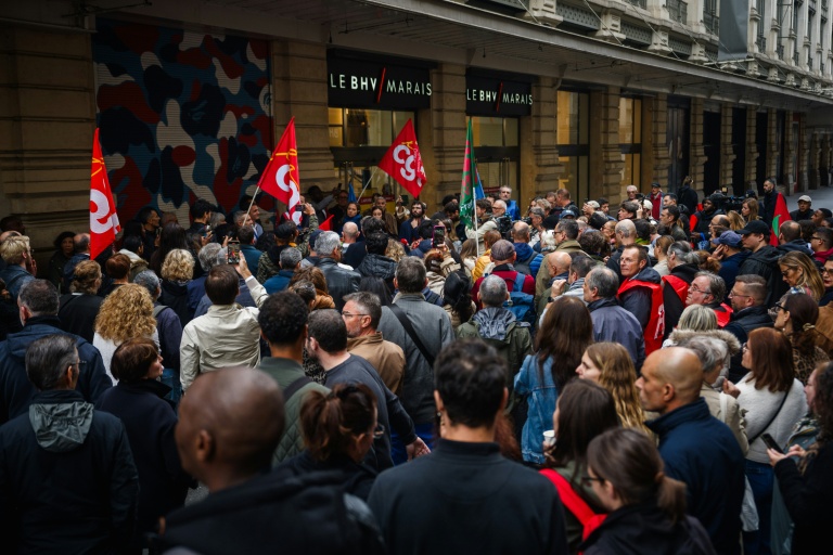 Des salariés du BHV manifestent devant le grand magasin parisien le 10 octobre, lors d'une grève pour protester contre l'arrivée de la marque de fast-fashion Shein dans son enceinte